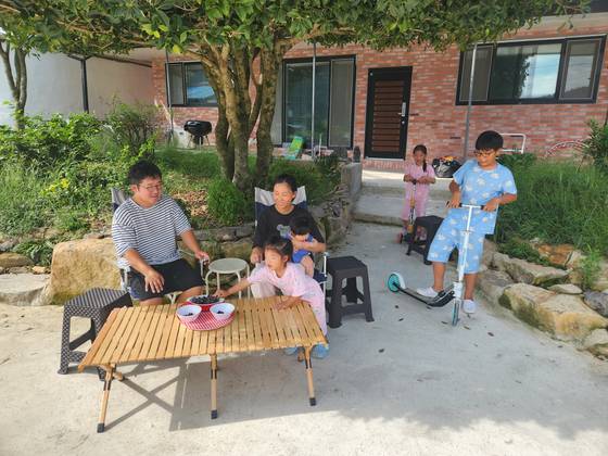 김덕영씨 부부가 전남 강진군 자택 마당에서 자녀들과 휴식을 취하고 있다. 황건강 기자