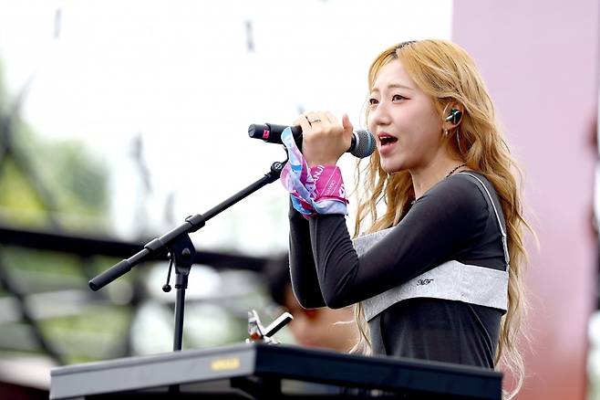 한경미디어그룹이 주최하고 한경닷컴, 한경텐아시아가 주관하는 'ATA 페스티벌 2025'이 27일 서울 상암동 한강난지공원 젊음의광장에서 열렸다. 'ATA 페스티벌 2025'에 출연한 가수 경서가 공연을 펼치고 있다. / 사진=변성현 기자