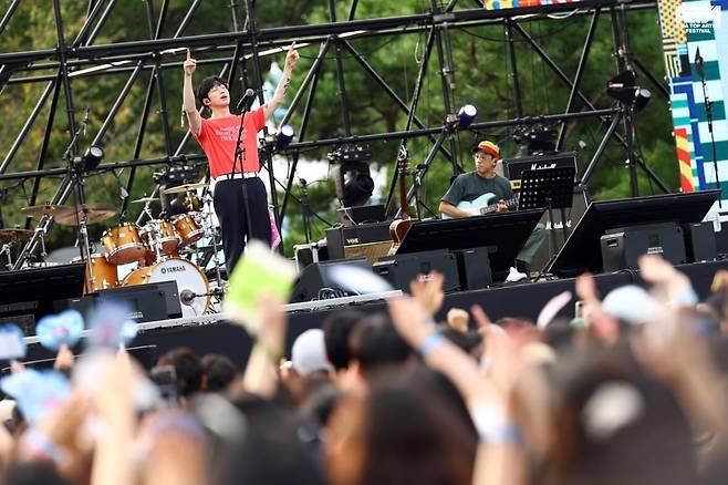 한경미디어그룹이 주최하고 한경닷컴, 한경텐아시아가 주관하는 'ATA 페스티벌 2025'이 27일 서울 상암동 한강난지공원 젊음의광장에서 열렸다. 'ATA 페스티벌 2025'에 출연한 가수 십센치가 공연을 펼치고 있다. / 사진=변성현 기자