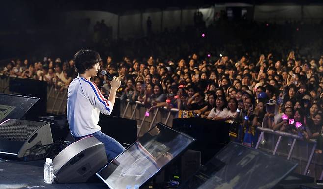 한경미디어그룹이 주최하고 한경닷컴, 한경텐아시아가 주관하는 'ATA 페스티벌 2025'이 27일 서울 상암동 한강난지공원 젊음의광장에서 열렸다. 'ATA 페스티벌 2025'에 출연한 가수 잔나비가 공연을 펼치고 있다. / 사진=조준원 기자