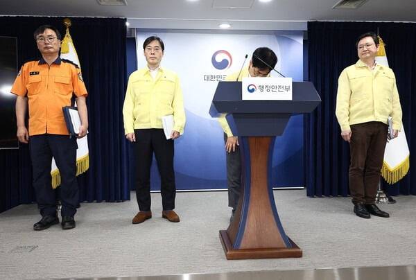 김민재 행정안전부 차관(왼쪽 세번째)이 27일 오전 서울 종로구 정부서울청사 브리핑실에서 열린 '국가정보자원관리원 정부 서비스 장애 관련 브리핑'에서 인사하고 있다.  사진=연합뉴스