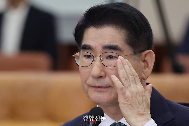 김용현 전 국방부 장관이 장관 후보자 시절인 2024년 9월2일 국회 인사청문회에서 의원들의 질의를 들으며 안경을 고쳐 쓰고 있다. 성동훈 기자