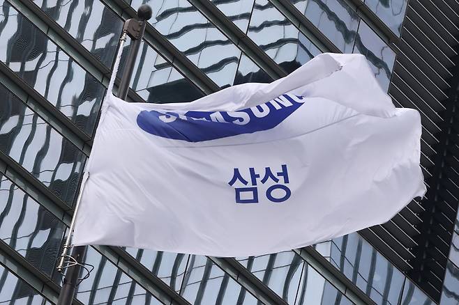 서울 서초구 삼성전자 사옥 앞에 걸린 깃발. 연합뉴스