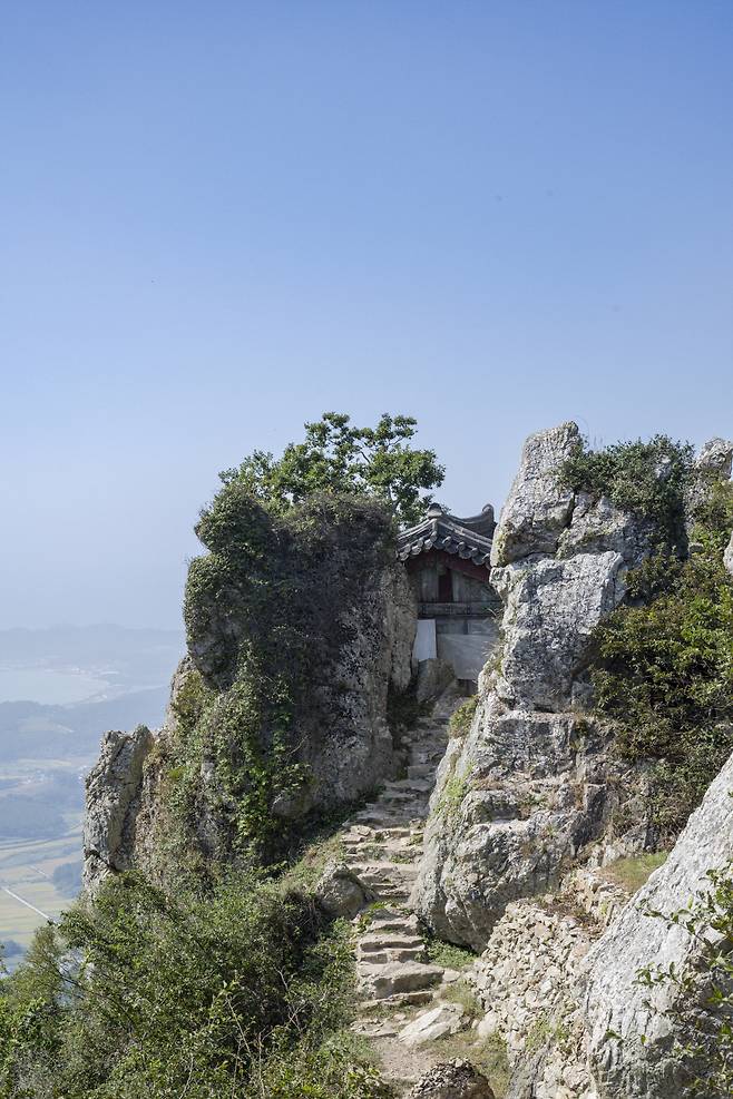달마선 능선 중턱의 도솔암은 하늘과 맞닿은 듯한 암자 자체도 멋지지만, 다도해가 한눈에 내려다보여 해남 제1경으로 꼽힌다.