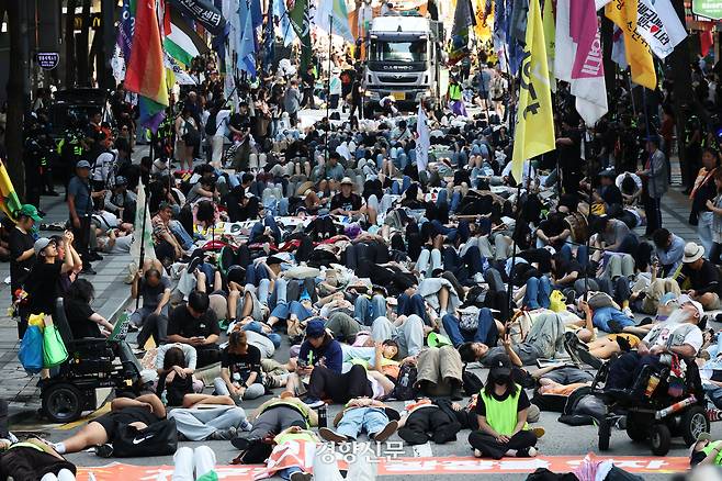 ‘9.27 기후정의행진’ 참가자들이 27일 서울 종로구 청계천 인근에서 ‘다이인 퍼포먼스’를 하고 있다. 한수빈 기자