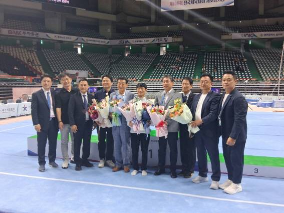 양학선이 부산시체조협회, 부산시체육회, 대한체조협회 관계자들의 격려와 축하를 받고 있다.
