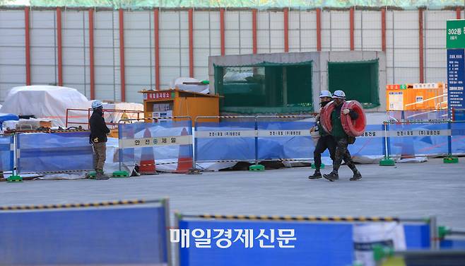 2022년 11월 화물연대 집단운송거부에 따른 건설자재 공급 차질로 건설현장이 피해를 입고 있는 가운데 멈춰선 건설공사 현장 모습. 본 기사와 직접 관련 없음  [이승환 기자]