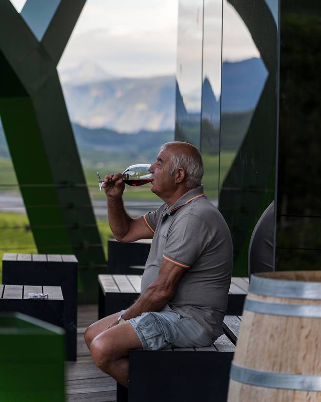 알토 아디제의 한 와이너리에서 시음을 즐기는 모습. 대부분 와이너리에서 일반인이 쉽게 들러 와인을 시음할 수 있는 테이스팅 코너를 운영한다. [사진=전형민 기자]