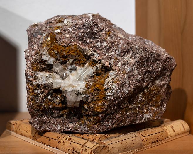 석영(quartz)이 섞인 화산암(porphyry)의 모습. 알토 아디제에는 위와 같은 특성의 화산암을 비롯해 화강암(granite)과 돌로마이트(dolomite) 토양이 주를 이룬다. [사진=전형민 기자]