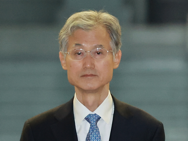 조희대 대법원장이 지난 23일 서울 서초구 대법원에서 퇴근하고 있다. [사진 제공=연합뉴스]