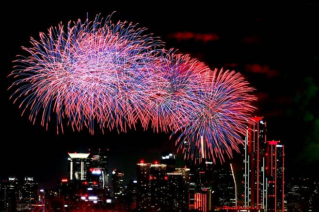27일 오후 서울 여의도 한강공원 일대에서 열린 ‘2025 서울세계불꽃축제’에서 화려한 불꽃이 밤하늘을 수놓고 있다. 2025.9.27[뉴스1]