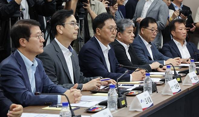 서울 중구 직업능력심사평가원에서 열린 중대재해 근절을 위한 건설사 간담회에 참석한 건설사 CEO들이 김영훈 고용노동부 장관의 발언을 듣고 있다. [사진 출처 = 연합뉴스]