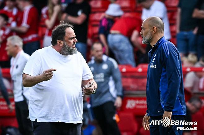 노팅엄 포레스트 에반겔로스 마리나키스 구단주(사진 왼쪽)가 그라운드로 내려와 누누 감독과 언쟁을 벌이고 있다. 사진=AFPBBNews=News1