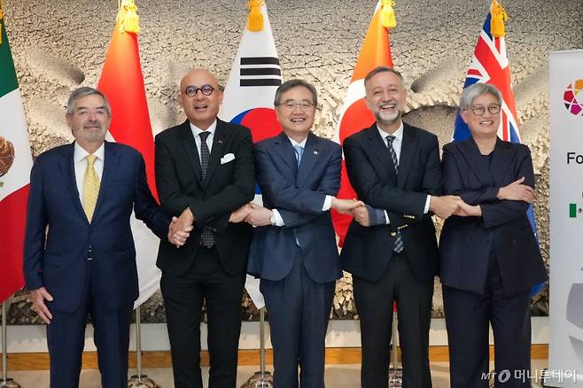 (서울=뉴스1) 임세영 기자 = 조현 외교부 장관이 25일(현지시간) 미국 뉴욕에서 열린 제28차 믹타(MIKTA) 외교장관회의에서 기념촬영을 하고 있다.  이번 회의는 우리나라가 믹타 12대 의장국을 수임한 이후 처음으로 열린 외교장관회의이다. (외교부 제공. 재판매 및 DB 금지)  2025.9.27/뉴스1  Copyright (C) 뉴스1. All rights reserved. 무단 전재 및 재배포,  AI학습 이용 금지.