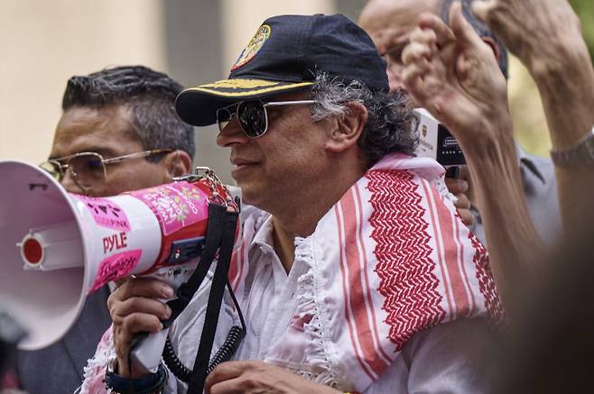 26일(현지시간) 뉴욕에서 열린 제80차 유엔총회 기간 동안 콜롬비아 대통령 구스타보 페트로가 유엔 본부 앞 다그 하마르셸드 광장에서 열린 친팔레스타인 집회에서 연설하고 있다. /로이터=뉴스1