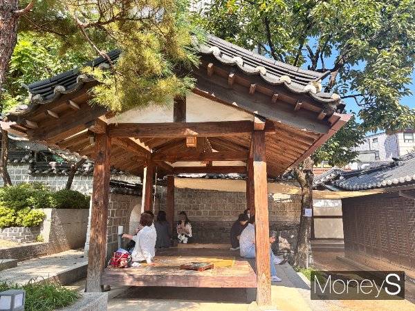 '2025 서울한옥위크'가 다음 달 5일까지 열린다. 사진은 휴식을 즐기는 관람객들의 모습. /사진=김다솜 기자