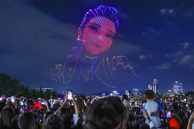 넷플릭스 애니메이션 영화 '케이팝 데몬 헌터스'(K-Pop Demon Hunters·케데헌)의 '골든'이 영국 오피셜 싱글차트에서 8주째 1위를 기록했다. 사진은 지난 7일 서울 광진구 뚝섬한강공원에서 열린 '2025 한강 불빛 공연'(드론 라이트쇼). /사진=뉴스1