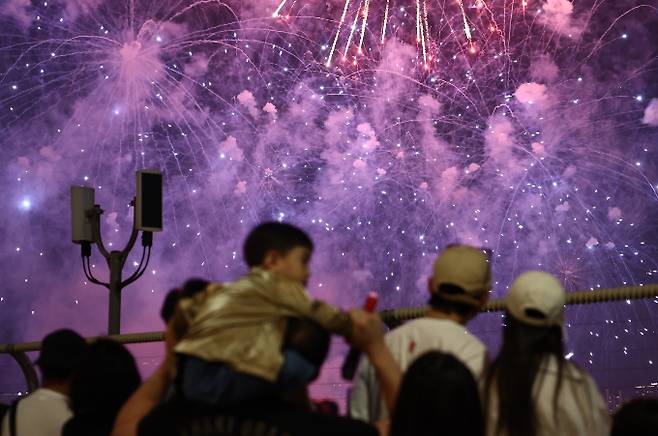 100만명의 인파가 몰린 이번 '서울세계불꽃축제 2025'가 막을 내렸다. 사진은 이날 서울 여의도 한강공원 일대에서 열린 불꽃축제에서 시민들이 화려한 불꽃쇼를 보는 모습. /사진=뉴스1