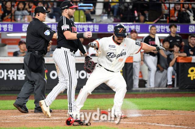 한화 노시환이 센스 있는 주루로 홈을 밟고 있다 / 대전 = 유진형 기자 zolong@mydaily.co.kr