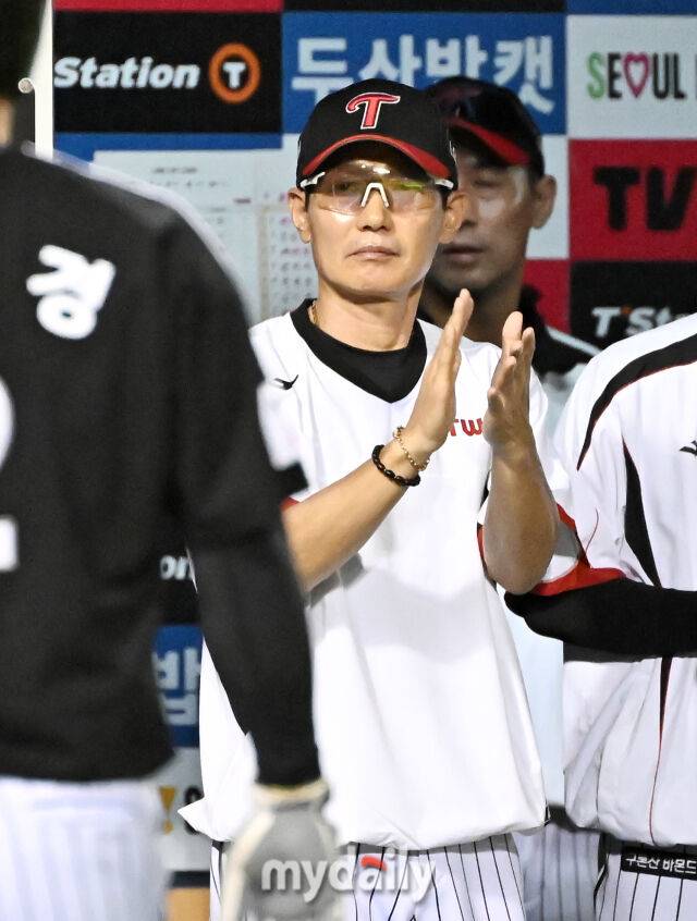 10일 오후 서울 잠실야구장에서 진행된 '2025 프로야구 KBO리그' 두산베어스와 LG트윈스의 경기. LG 염경엽 감독이 선수들에게 박수를 치고 있다./마이데일리
