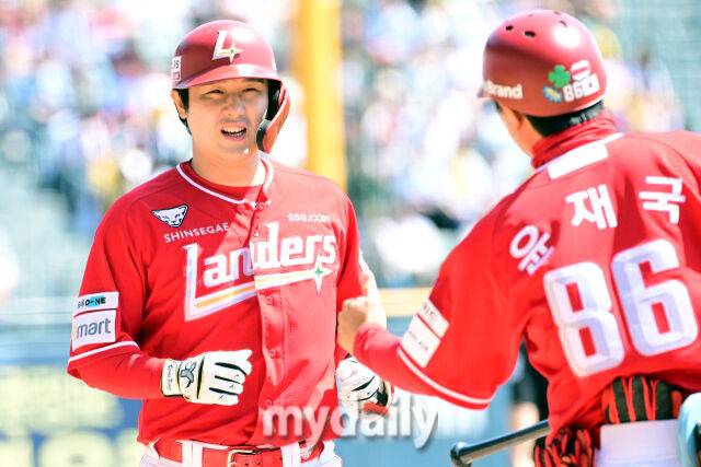 4일 오후 서울 잠실구장에 진행된 '2025 신한 SOL뱅크 KBO 리그' SSG-LG의 경기.SSG 최정이 1회초 2사 LG 코엔 윈을 상대로 솔로포를 때린 뒤 기뻐하고 있다./마이데일리