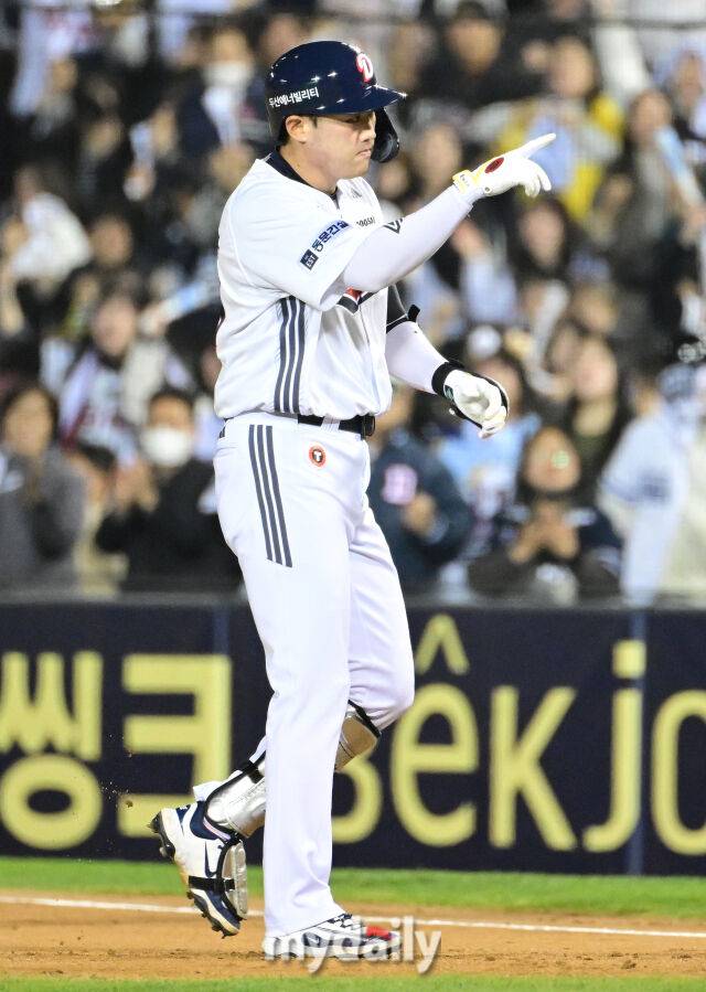 2025년 4월 25일 오후 서울 잠실구장에 진행된 '2025 신한 SOL뱅크 KBO 리그' 롯데 자이언츠와 두산 베어스의 경기.두산 양석환이 6회말 1사 2루서 1타점 적시타를 친 뒤 기뻐하고 있다./마이데일리