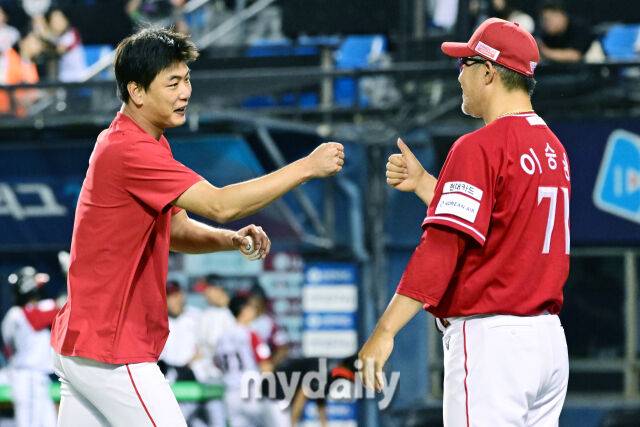 7일 오후 서울 잠실야구장에서 진행된 '2025 신한 SOL뱅크 KBO 리그' SSG-LG의 경기.SSG 이숭용 감독이 7-3으로 승리한 뒤 선발 김광현과 하이파이브를 하고 있다./마이데일리
