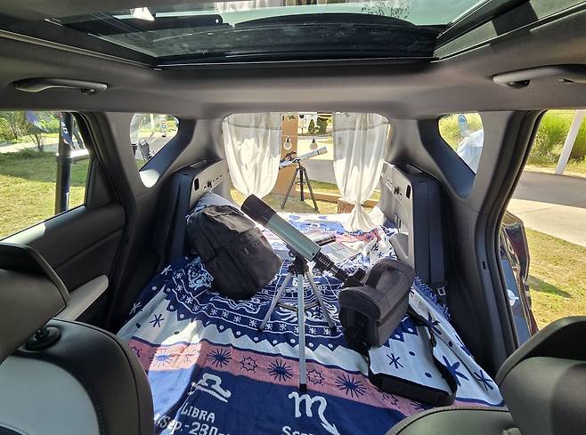 기아 EV5 2열 시트를 눕혀 트렁크와 풀플랫으로 연결시킨 모습. 서재근 기자