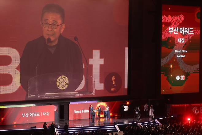 영화 ‘루오무의 황혼’의 장률 감독이 26일 부산 해운대구 우동 영화의전당에서 열린 제30회 부산국제영화제 폐막식에서 대상을 수상한뒤 소감을 말하고 있다. [연합]