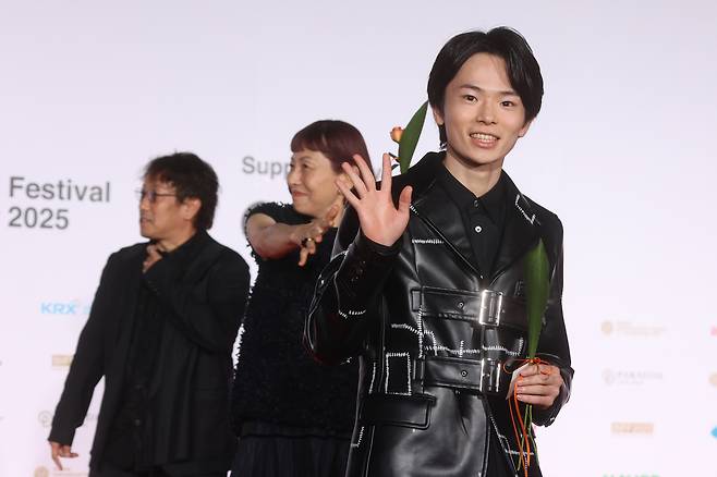 배우 하야시 유타가 26일 부산 해운대구 우동 영화의전당에서 열린 제30회 부산국제영화제 폐막식에 참석하고 있다. [연합]