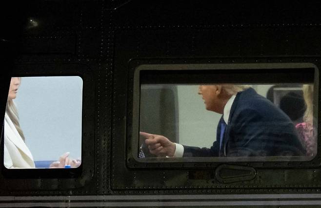 도널드 트럼프 미 대통령이 지난 23일(현지시간) 전용 헬리콥터 마린원에서 부인 멜라니아 여사를 향해 삿대질을 하는 모습. [AFP]