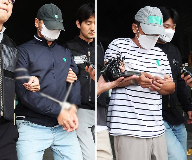 KT 무단 소액결제 사건 피의자 A씨(왼쪽)와 B씨가 25일 경기도 수원시 영통구 수원영통경찰서 유치장에서 검찰로 송치되고 있다. [연합]