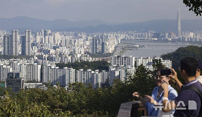 [서울=뉴시스] 김근수 기자 = 25일 서울 중구 남산에서 성동구와 광진구 등 한강벨트 인근 아파트 대단지 모습이 보이고 있다.한국부동산원의 주간 아파트가격 동향 조사 결과에 따르면 지난 22일 기준 전국 아파트 매매가격(0.02%→0.03%)과 수도권(0.04%→0.07%)의 상승폭이 확대됐다. 특히 성동구와 마포구, 광진구 등 '한강벨트' 중심으로 집값이 오르는 모양새다. 경기도에서도 재건축 등 개발 호재가 가시화된 분당, 광명, 과천 위주로 상승했다. 2025.09.25. ks@newsis.com