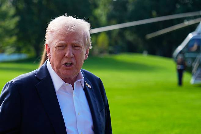 [워싱턴=AP/뉴시스]도널드 트럼프 미국 대통령이 26일(현지 시간) 미국과 유럽 간 골프 대항전 라이더컵 관전을 위해 백악관을 떠나기 전 취재진 질문에 답하고 있다. 2025.09.27.