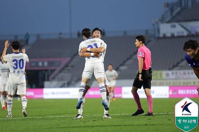 [서울=뉴시스] 프로축구 K리그2 수원 삼성의 김현. (사진=한국프로축구연맹 제공)