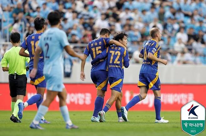 [서울=뉴시스]K리그1 울산 백인우 데뷔골. (사진=한국프로축구연맹 제공)
