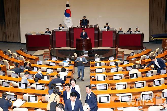 [서울=뉴시스] 조성봉 기자 = 유상범 국민의힘 의원이 27일 오후 서울 여의도 국회에서 열린 본회의에서 국회법 일부개정법률안(위원회안)에 대한 반대 무제한토론을 시작하자 민주당 의원들이 회의장을 떠나고 있다.. 2025.09.27.&nbsp;suncho21@newsis.com