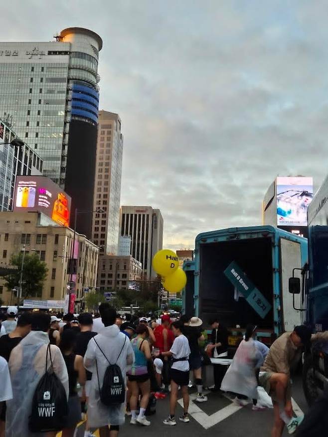 2025 어스마라톤 대회 시작 전 물품 보관 대기줄 하프, 10km 참가 종목별 물품을 맡길 수 있는 트럭이 달랐지만, 제대로 된 안내가 이뤄지지 않은 탓에 혼선이 이어졌다.
