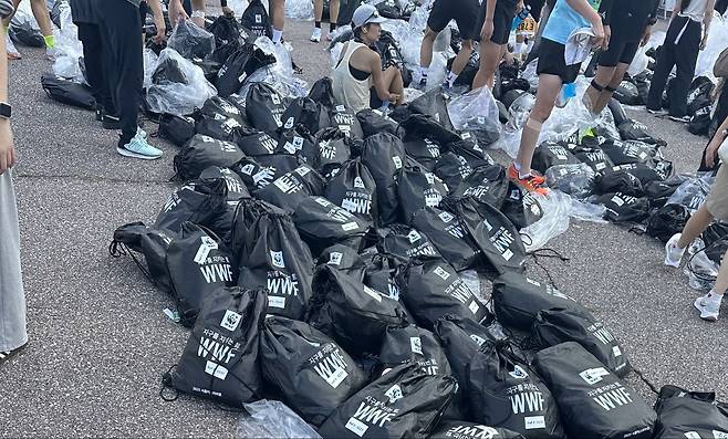 여의도공원 한복판에 널브러진 참가자들의 짐들 참가자들은 자원봉사자나 주최 측 직원 안내가 없어 직접 짐을 찾아야 했다.