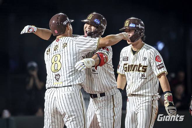 26일 삼성과 홈 경기에서 역전 결승 만루 홈런을 때린 롯데 김민성(가운데)이 전준우와 포옹하고 있다. 롯데 자이언츠
