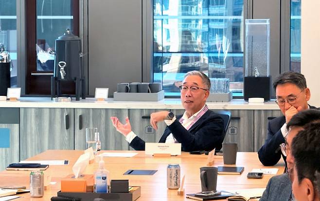 박지원 두산그룹 부회장(가운데)이 22일(현지시간) 미국 시애틀 아마존 본사를 방문해 AI 기반 경영혁신 사례에 대한 질문을 하고 있다. 두산 제공