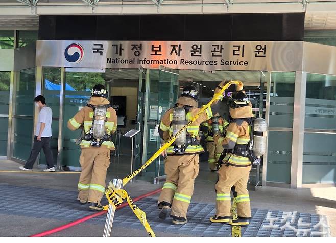 소방대원들이 국가정보자원관리원 화재 진화를 위해 건물 안으로 진입하고 있다. 박우경 기자.