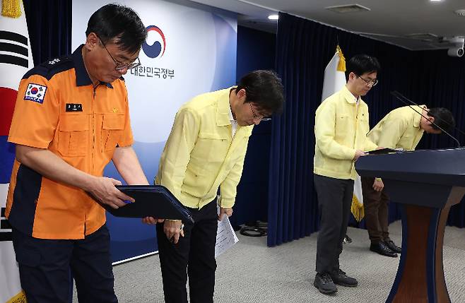 27일 오전 서울 종로구 정부서울청사 브리핑실에서 열린 '국가정보자원관리원 정부 서비스 장애 관련 브리핑'에서 (왼쪽부터)윤상기 소방청 장비기술국장, 이용석 행정안전부 디지털정부혁신실장, 김민재 행정안전부 차관, 이재용 국가정보자원관리원장이 인사하고 있다. 연합뉴스