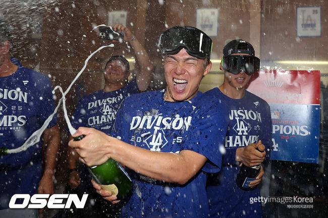 [사진] LA 다저스 야마모토 요시노부가 지구 우승 축하 파티를 즐기고 있다. ⓒGettyimages(무단전재 및 재배포 금지)
