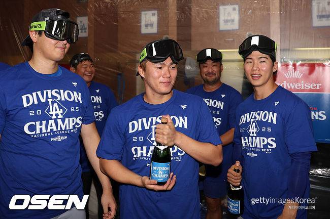 [사진] LA 다저스 야마모토 요시노부(가운데)가 오타니 쇼헤이, 김혜성과 함께 지구 우승 축하 파티를 하고 있다. ⓒGettyimages(무단전재 및 재배포 금지)