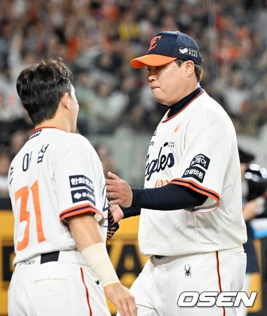 [OSEN=대전, 민경훈 기자] 26일 오후 대전 한화생명볼파크에서 2025 신한 SOL Bank KBO리그 한화 이글스와 LG 트윈스의 경기가 열렸다.한화는 류현진, LG는 치리노스를 선발 투수로 내세웠다.5회초를 마친 한화 선발 류현진이 덕아웃으로 들어오며 손아섭과 하이파이브를 하고 있다. 2025.09.26 /rumi@osen.co.kr