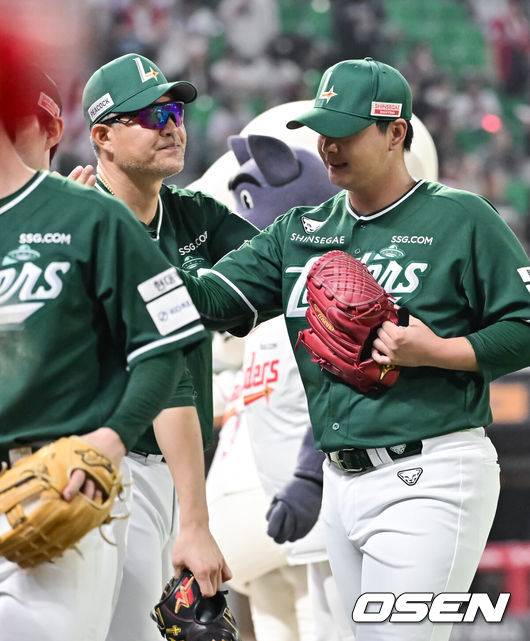 [OSEN=인천, 박준형 기자 ] 프로야구 SSG 랜더스가 지난 경기 1-10 대패를 설욕하며 3위 자리를 지켰다.SSG는 26일 인천 SSG랜더스필드에서 열린 ‘2025 신한은행 SOL Bank KBO리그’ KT 위즈와의 경기에서 5-2로 승리했다. SSG는 지난 25일 KT에 1-10 대패를 당해 4위 삼성에&nbsp;0.5게임차까지 추격을 허용했지만 이날 승리로 삼성의 추격을 따돌리고 3위 수성에 성공했다.&nbsp;경기종료 후 SSG 이숭용 감독이 세이브 거둔 김민을 축하해주고 있다.   2025.09.25 / soul1014@osen.co.kr