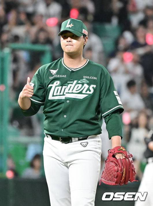 [OSEN=인천, 박준형 기자 ] 프로야구 SSG 랜더스가 지난 경기 1-10 대패를 설욕하며 3위 자리를 지켰다.SSG는 26일 인천 SSG랜더스필드에서 열린 ‘2025 신한은행 SOL Bank KBO리그’ KT 위즈와의 경기에서 5-2로 승리했다. SSG는 지난 25일 KT에 1-10 대패를 당해 4위 삼성에 0.5게임차까지 추격을 허용했지만 이날 승리로 삼성의 추격을 따돌리고 3위 수성에 성공했다. 경기종료 후 세이브 거둔 SSG 김민이 엄지척을 보이고 있다.  025.09.25 / soul1014@osen.co.kr