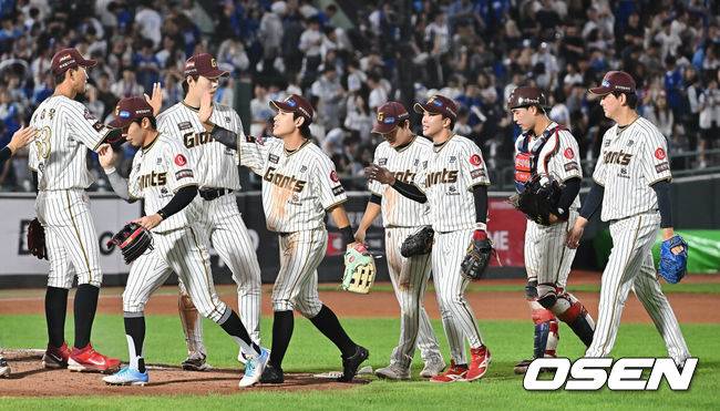 [OSEN=부산, 이석우 기자] 26일 부산 사직야구장에서 2025 신한 SOL 뱅크 KBO 리그 롯데 자이언츠와 삼성 라이온즈의 경기가 열렸다. 홈팀 롯데는 박준우가, 방문팀 삼성은 원태인이 선발 출전했다.롯데 자이언츠 선수들이 삼성 라이온즈에 10-9로 승리하고 기쁨을 나누고 있다. 2025.09.26 / foto0307@osen.co.kr