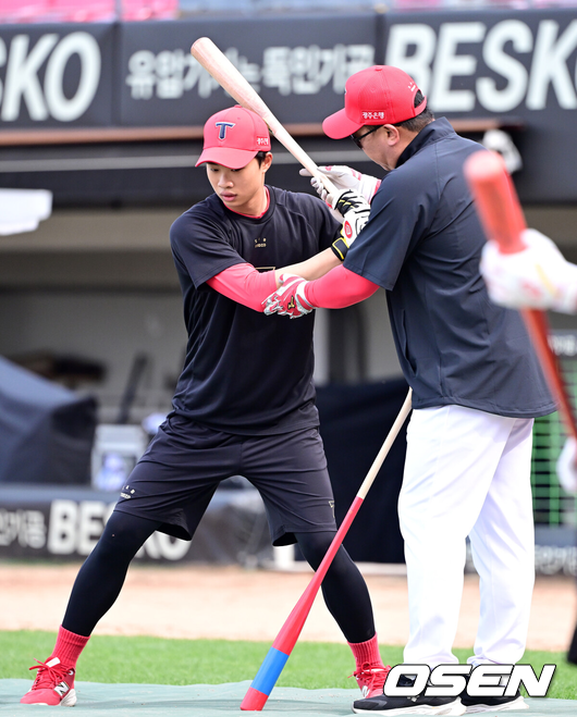 이범호 감독이 신인 박재현의 타격을 지도하고 있다./OSEN DB